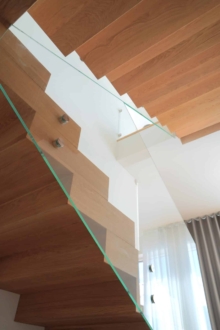 Kirkast klaasist trepipiire