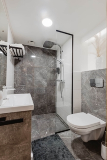 Kirgas läbipaistev dušiklaas