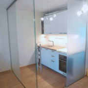 Kirkast klaasist vaheseinad uksega