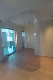 Kirkast klaasist kumernurgaga vahesein