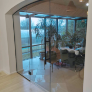 Kirkast klaasist uks klaasitud avas