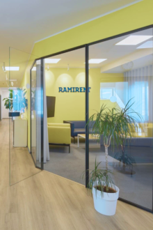 Kirkast klaasist vahesein