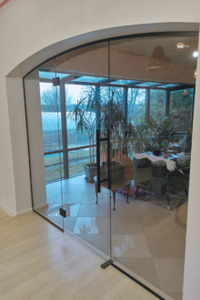 Kirkast klaasist uks klaasitud avas