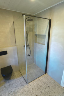 Musta ristlati ja profiiliga dušinurk