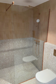 Vaskse profiili ja ristlatiga dušinurk