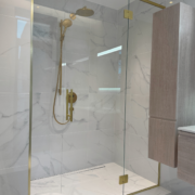 Kuldse furnituuriga kirgas dušiklaas