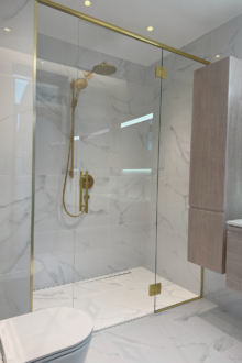 Kuldse furnituuriga kirgas dušiklaas