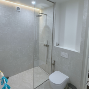 Maast laeni hõbedase profiiliga dušinurk