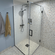 Musta ristlati ja profiiliga dušinurk