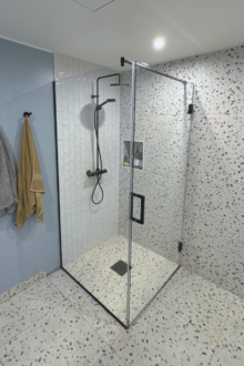 Musta ristlati ja profiiliga dušinurk