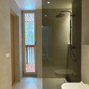 Toonitud dušiklaas hõbedase profiiliga