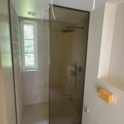 Toonitud klaasiga laeni dušiklaas