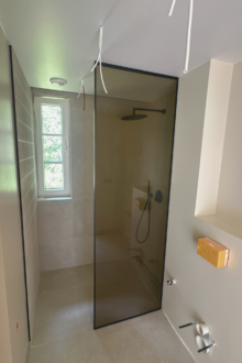 Toonitud klaasiga laeni dušiklaas