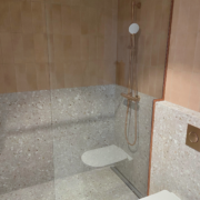 Vaskse profiili ja ristlatiga dušinurk