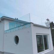 Kirgas klaaspiire punktkinnitustega