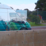 Punktkinnitustega klaaspiire