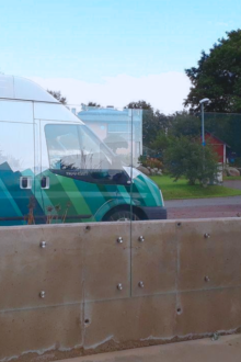 Punktkinnitustega klaaspiire