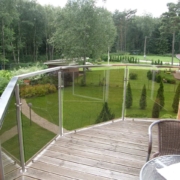 Toonitud klaasist rõdupiire