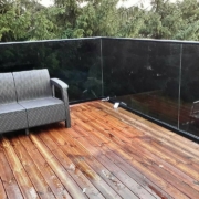 Toonitud klaasist rõdupiire