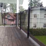 Toonitud klaasist rõdupiire