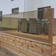 Toonitud klaasist rõdupiire