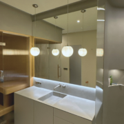 Alumise taustvalgustusribaga peegel trepiklaas soones