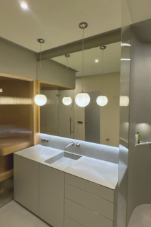 Alumise taustvalgustusribaga peegel trepiklaas soones