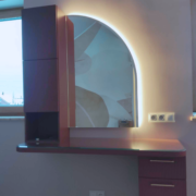 Erikujuline taustvalgustusega peegel