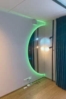 Rohelise taustvalgustusega peegel