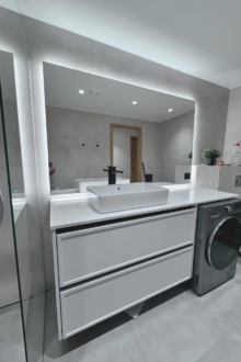 Taustvalgustusega peegel