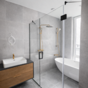 Kirgas dušiklaas kolmes osas