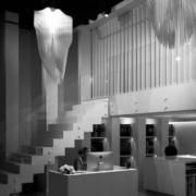 Kirkast klaasist trepipiire kinnituskruvidega