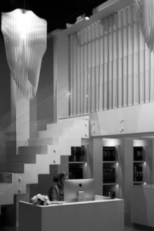 Kirkast klaasist trepipiire kinnituskruvidega