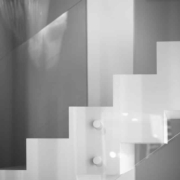 Kirkast klaasist trepipiire kinnituskruvidega