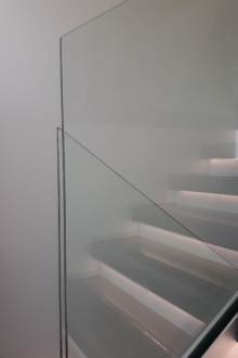 Kirgas läbipaistev klaas