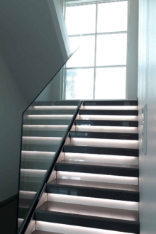 Kirgas läbipaistev klaas