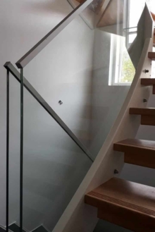 Kirgas läbipaistev klaas