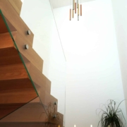 Kirkast klaasist trepipiire kinnituskruvidega