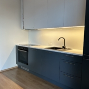 Taustvärvitud köögiklaas