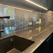 Kruvidega kinnitatud kirgas taustaklaas