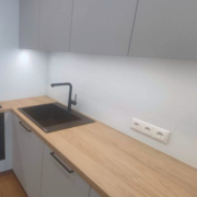 Taustvärvitud taustaklaas