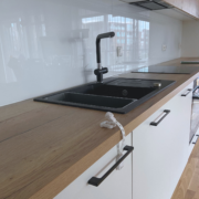 Taustvärvitud valge taustaklaas