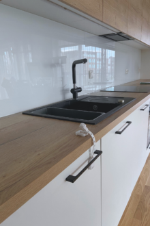 Taustvärvitud valge taustaklaas