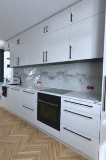 Tigitrükiga taustvärvitud taustaklaas