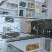 Uuristatud mustriga taustaklaas