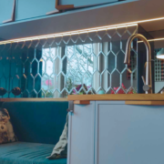 Uuristatud mustriga taustapeegel