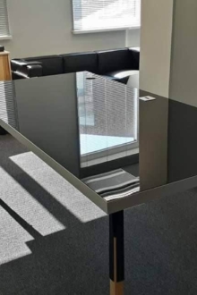 Värvitud kirgas lauaklaas