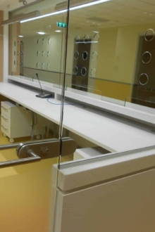 Kirgas läbipaistev klaas