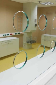 Kirgas läbipaistev klaas