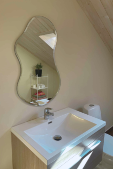 Erikujuline fassettlihviga peegel